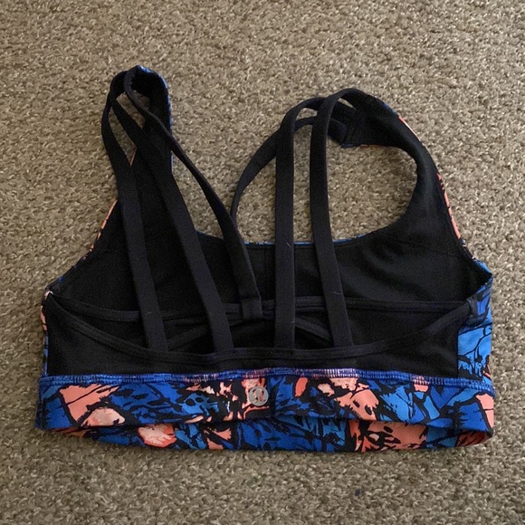 Size 4 lululemon sports bra - Picture 2 of 2